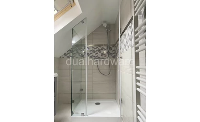 Tetőtéri sarok zuhanykabin szálcsiszolt szerelvényekkel 