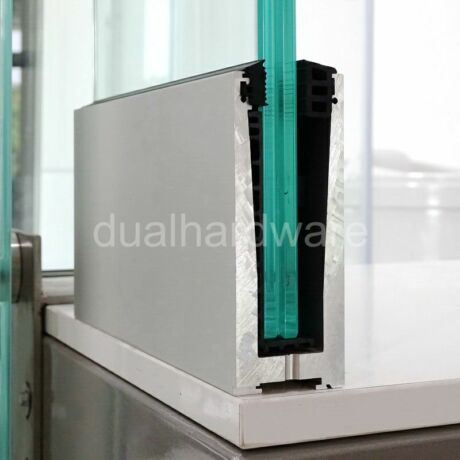 U-profil üvegkorláthoz, lefele furatos, 8+8 üveghez, 3kN 6,1fm/szál, kiegészítőkkel